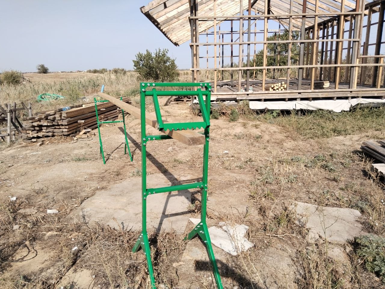Пильник фиксирует брус прижимом — пилить можно одному
